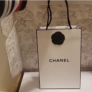 CHANEL White and Black Gift Paper Bag